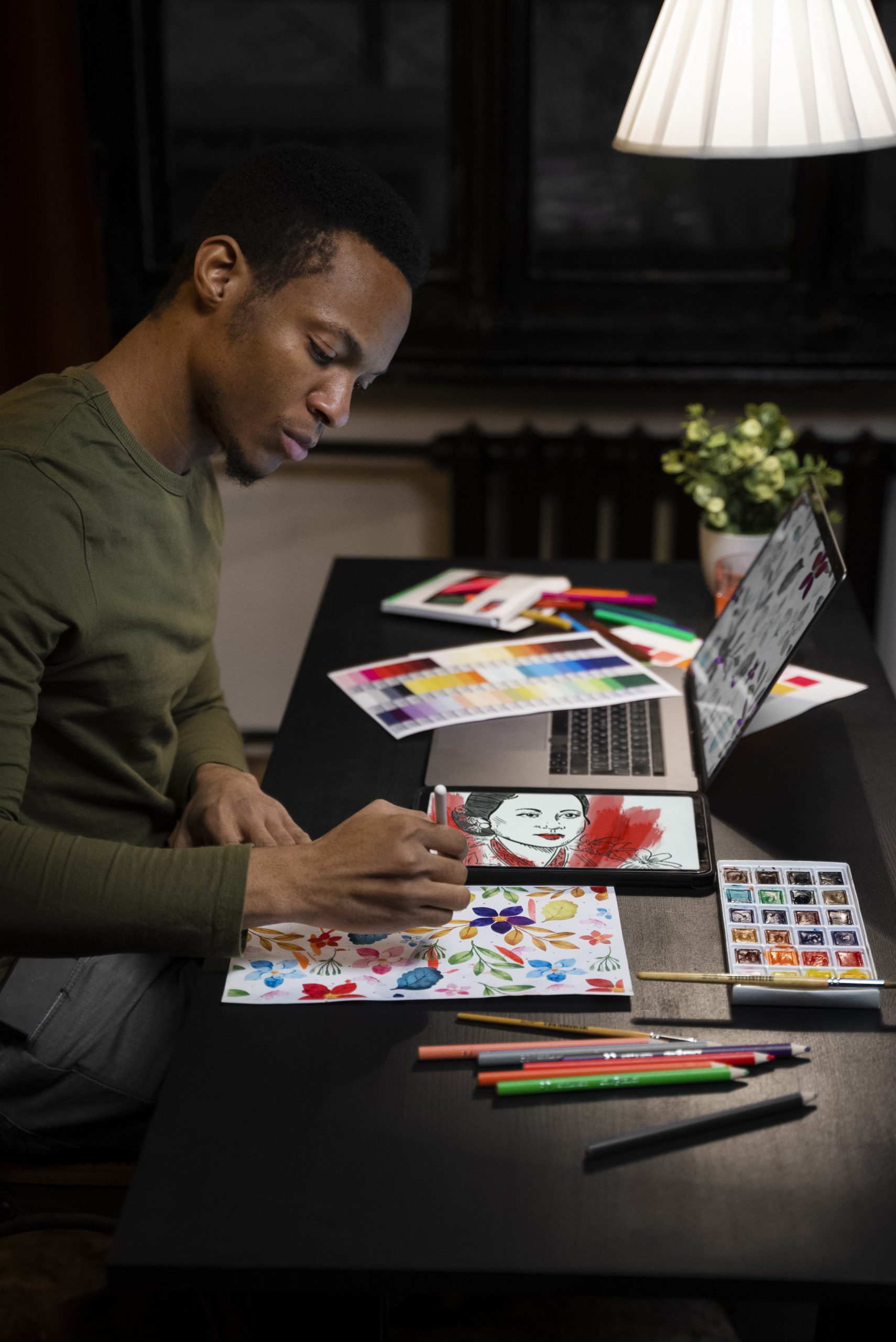 vue-laterale-homme-dessinant-sur-tablette