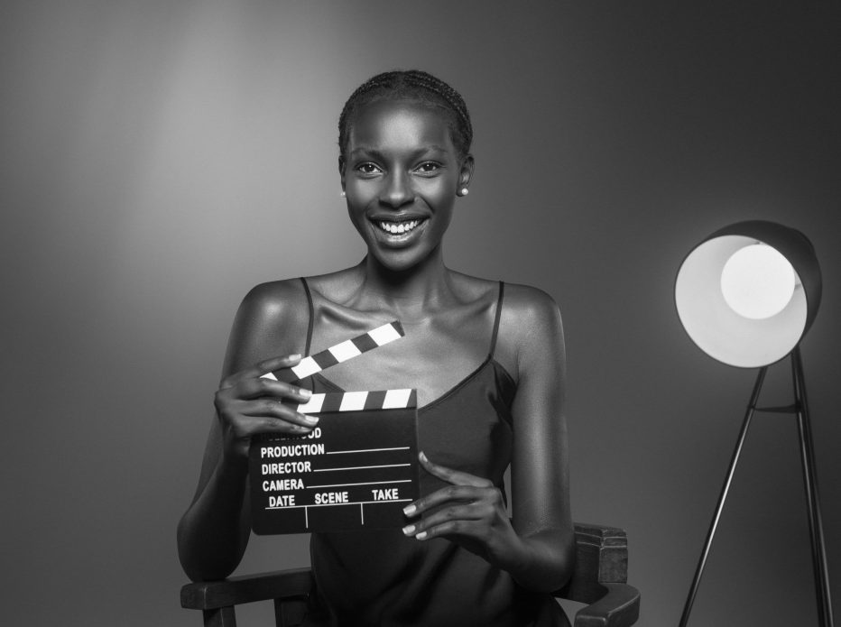 portrait-noir-et-blanc-d-une-femme-avec-un-clap-dans-un-style-glamour-ancien-d-hollywood