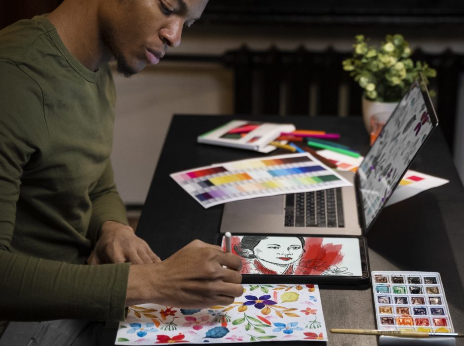 vue-laterale-homme-dessinant-sur-tablette